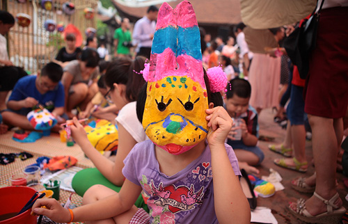 Lễ hội mặt nạ Trung thu đã trở thành một nét văn hóa đặc trưng của người Việt Nam. Hãy xem hình ảnh liên quan để tìm hiểu về những truyền thống và nghi lễ của lễ hội mặt nạ Trung thu và cùng trải nghiệm niềm vui này.