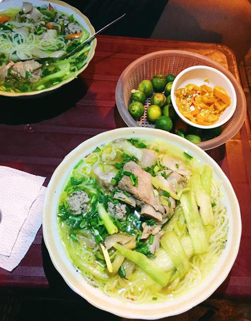 Phở gánh đặc trưng phải không? Hãy tham quan khung hình để khám phá những món ăn tuyệt vời nhất của Việt Nam như phở gánh và bún cá đậm đà tại các quán ăn trên đường phố. Với các hình ảnh thú vị, bạn chắc chắn sẽ muốn trải nghiệm và thưởng thức những món ăn này ngay lập tức.