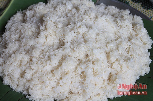 Nguyên liệu để làm mốc được người dân Nam Đàn lựa chọn là thứ gạo nếp hạt to, tròn. Bởi gạo nếp khi nấu xôi dễ nhừ, tinh bột có thể nhanh chuyển hóa thành đường. 