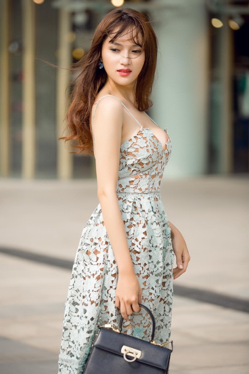 Hương Giang Idol ngày càng nóng với váy áo táo bạo