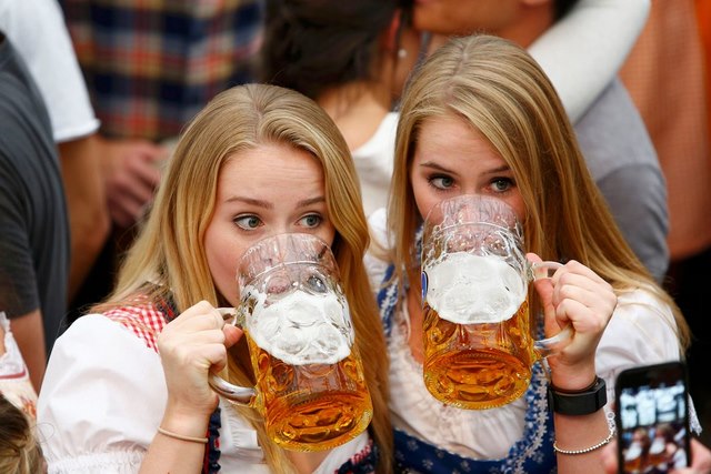 Cận cảnh lễ hội bia hoành tráng nhất thế giới