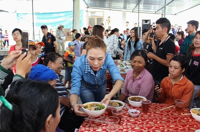 choang voi canh phuong trinh, thuy tien bung be rua bat hinh anh 4