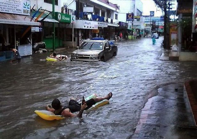 xem nguoi nuoc ngoai lam gi khi bi ngap lut? hinh anh 4