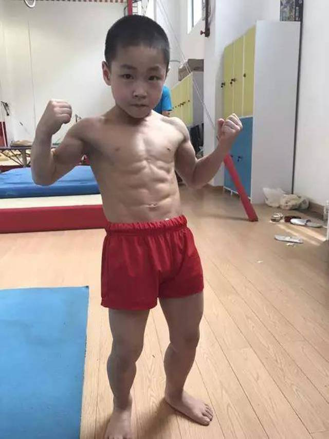 Bé trai 7 tuổi bụng 8 múi là một điều đáng kinh ngạc và đầy cảm hứng. Hãy xem ảnh để khuyến khích cho các em nhỏ tập luyện và cố gắng rèn luyện thể chất để trở thành những người mạnh mẽ và khỏe mạnh.