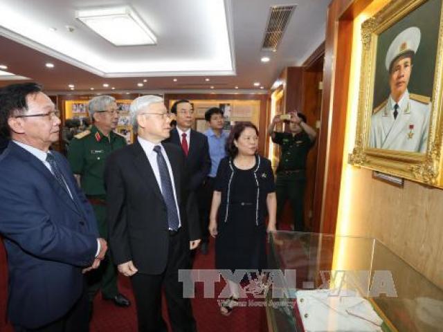 Tổng Bí thư thắp hương tưởng niệm Đại tướng Nguyễn Chí Thanh