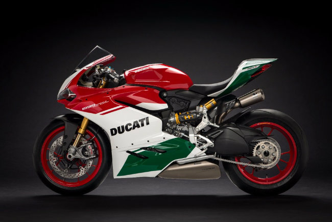Đừng bỏ lỡ cơ hội ngắm chiếc Ducati 1299 Panigale R Final Edition để tận hưởng sự đẳng cấp và sự quý hiếm của dòng xe này. Với hệ thống động cơ và khung xe tiên tiến, chiếc xe này chắc chắn sẽ cho bạn một trải nghiệm đáng nhớ.