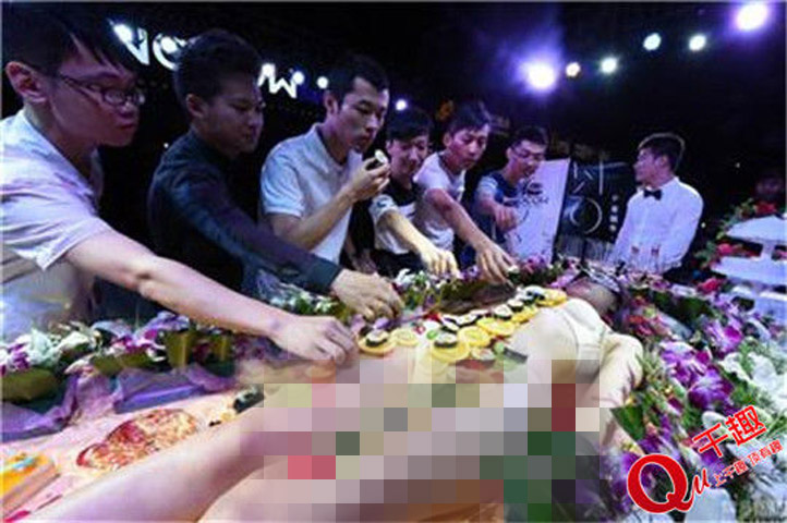 Mẫu nude tiệc sushi khổ sở vì khách bốc đồ ăn, dùng đũa sàm sỡ