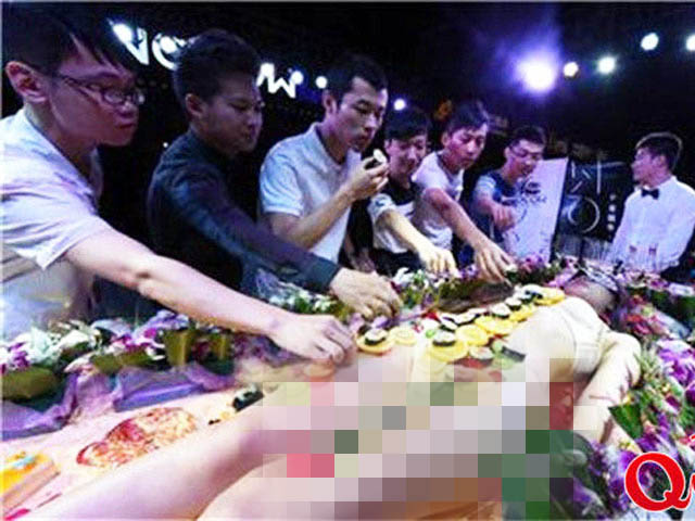 Mẫu nude tiệc sushi khổ sở vì khách dùng đũa sàm sỡ