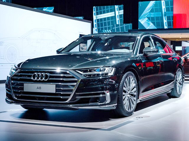 Hãy để khung cảnh nội thất được thiết kế đầy tinh tế và sang trọng của Audi A8 2018 chinh phục bạn với đường nét cắt cúp tinh xảo và các chi tiết sử dụng chất liệu cao cấp.