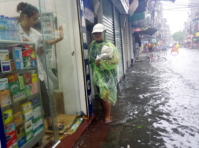 anh: khach tay la lam xem pho co ha noi thanh 