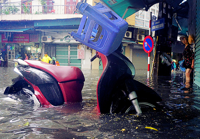 anh: khach tay la lam xem pho co ha noi thanh 