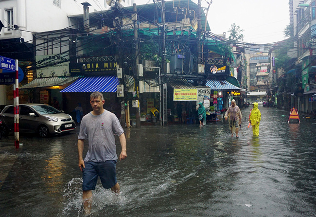 anh: khach tay la lam xem pho co ha noi thanh 