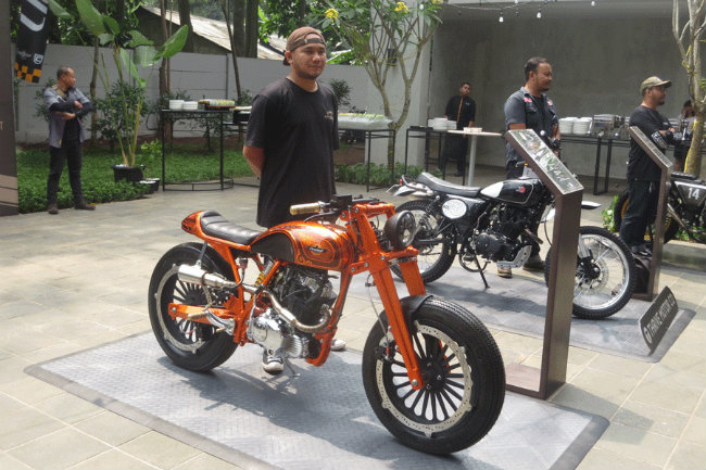 hut mat ban do cafe racer cua xu van dao hinh anh 4