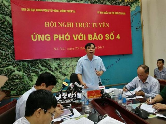 Bão số 4 tăng tốc, các tỉnh miền Trung ban hành gấp lệnh cấm biển