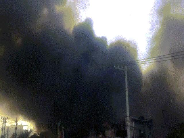 Xưởng cao su ở SG cháy dữ dội, nhiều người lao ra từ biển lửa