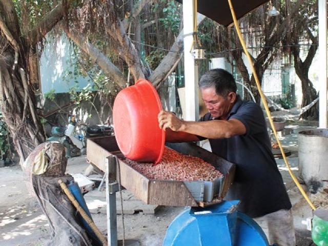 Lạc rớt giá, "tức quá" sáng chế ra máy ép dầu, dân hoan hô