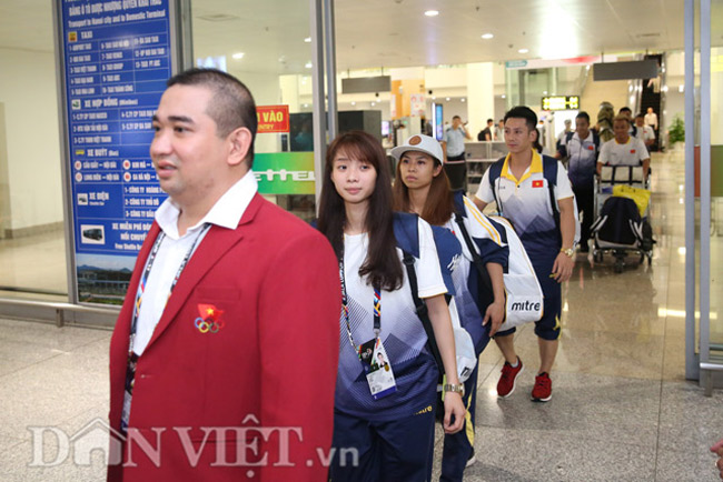 anh: co gai vang duong thuy vi rang ro trong ngay tro ve hinh anh 2