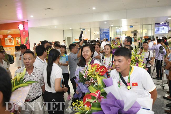 anh: co gai vang duong thuy vi rang ro trong ngay tro ve hinh anh 8