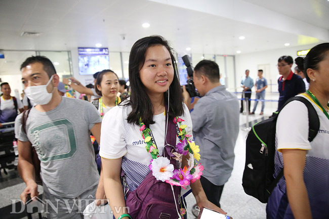 anh: co gai vang duong thuy vi rang ro trong ngay tro ve hinh anh 7