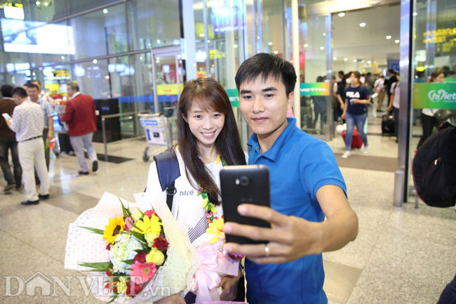 anh: co gai vang duong thuy vi rang ro trong ngay tro ve hinh anh 10