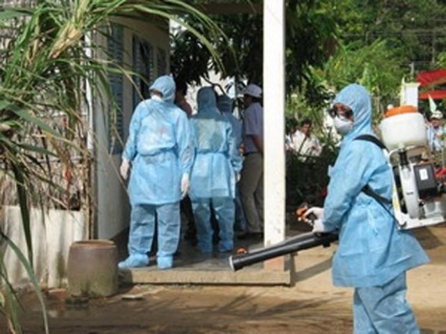 Đang phun thuốc diệt muỗi, nữ cán bộ y tế Hà Nội bị đấm rách môi