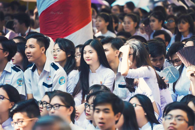 nu sinh dien ao dai trang 