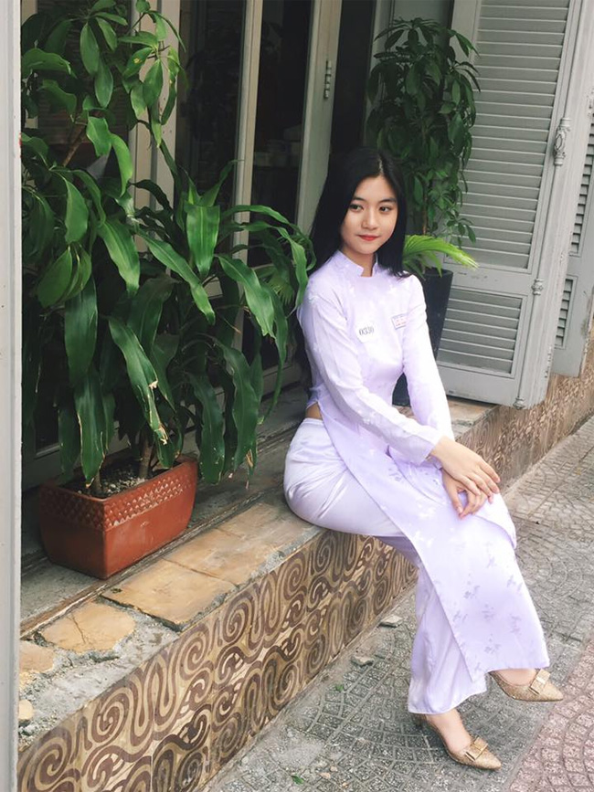 nu sinh dien ao dai trang 