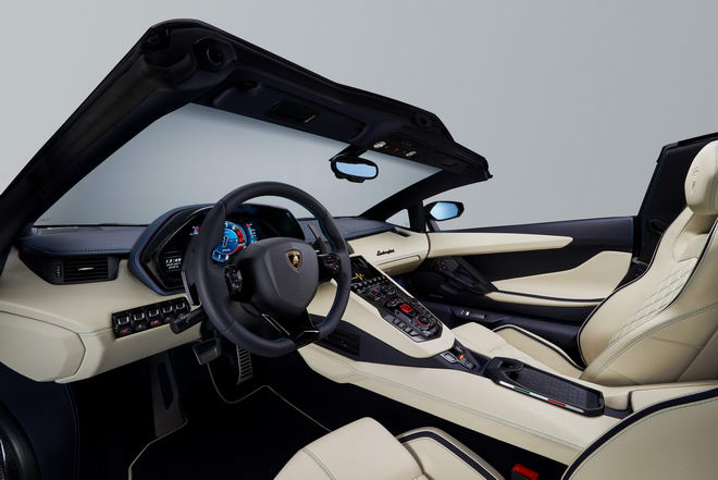 Lamborghini Aventador S Roadster giá từ 8,6 tỷ đồng