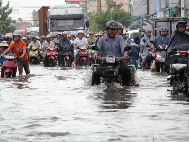 Bão số 10 khiến đường Sài Gòn ngập sâu, Biên Hòa thành “sông”