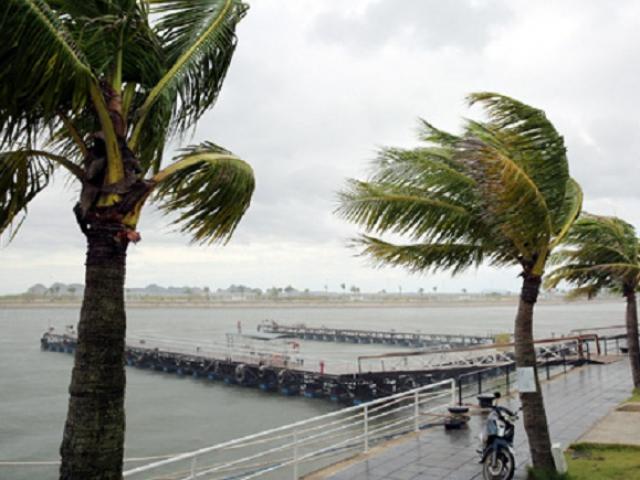 CẬP NHẬT bão số 10: Miền Trung cấm biển, miền Nam mưa như trút nước