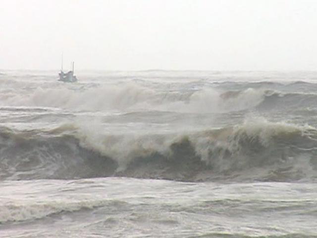 CẬP NHẬT bão số 10: 12 ngư dân mất liên lạc ở Hoàng Sa