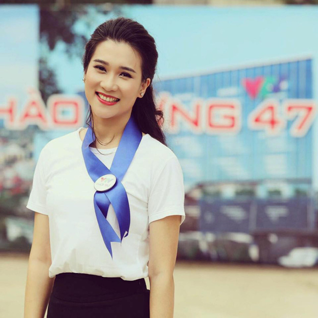 bat mi ve 4 btv xinh nhu hoa hau cua ban tin thoi su 19h hinh anh 2