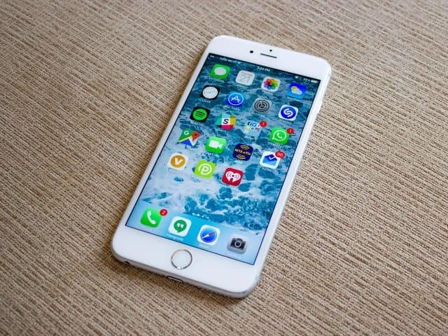 iPhone X sắp “lên kệ”, iPhone 6s vẫn rất ”chát”