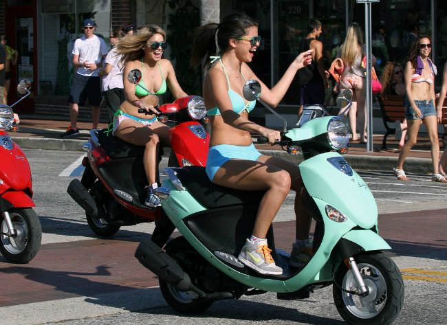 ngoi sao selena gomez chay vespa don tim canh may rau hinh anh 8