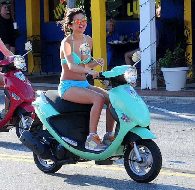 ngoi sao selena gomez chay vespa don tim canh may rau hinh anh 4