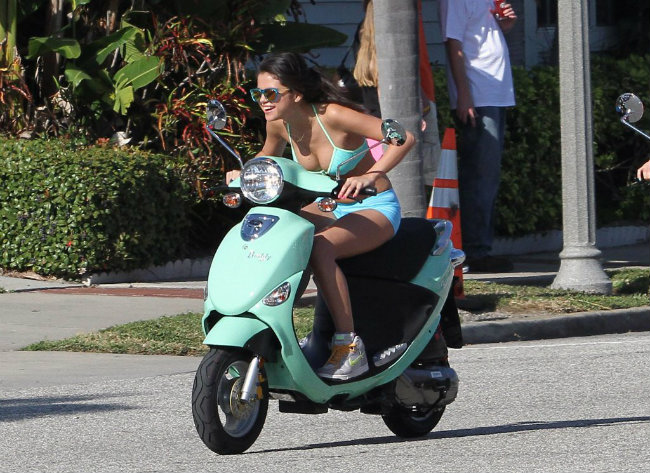 ngoi sao selena gomez chay vespa don tim canh may rau hinh anh 9