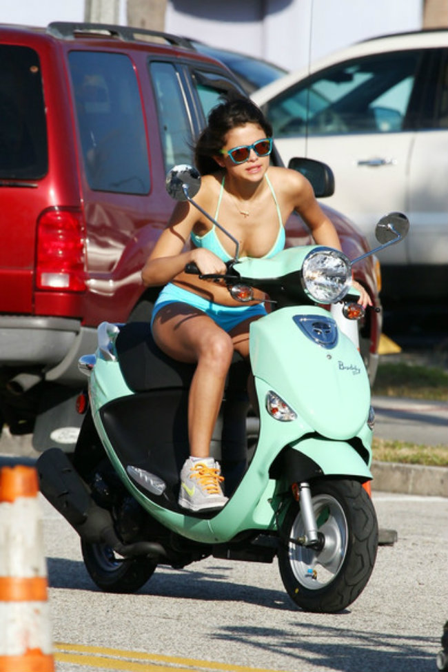 ngoi sao selena gomez chay vespa don tim canh may rau hinh anh 2