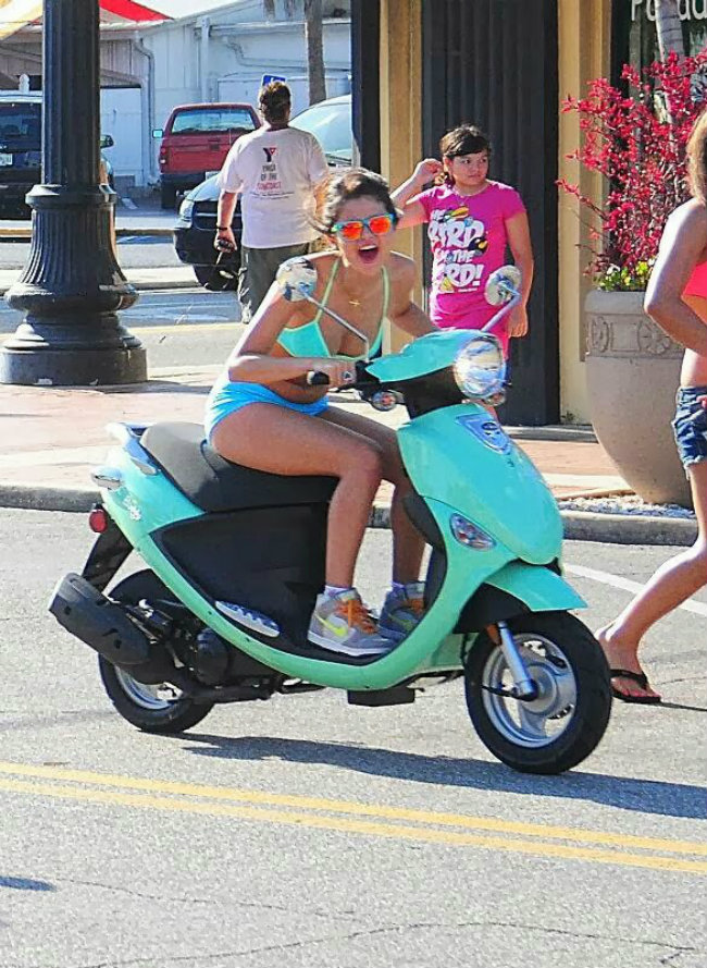 ngoi sao selena gomez chay vespa don tim canh may rau hinh anh 3