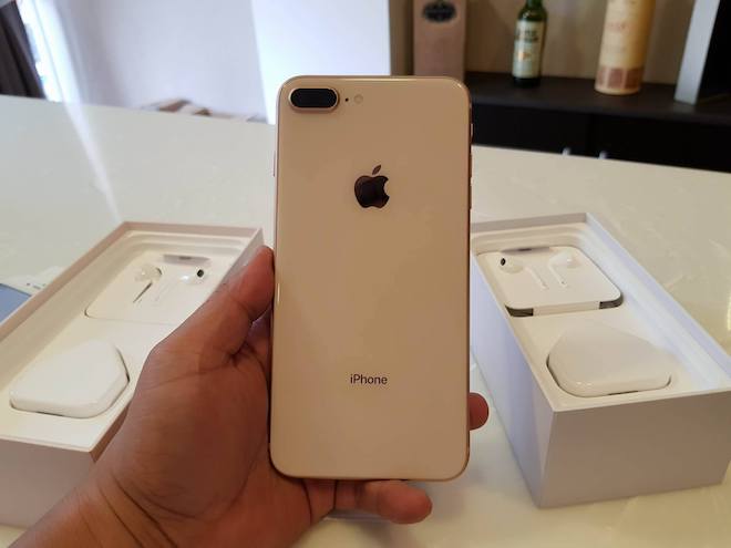 Apple chưa mở bán, iPhone 8 và iPhone 8 Plus đã bị \