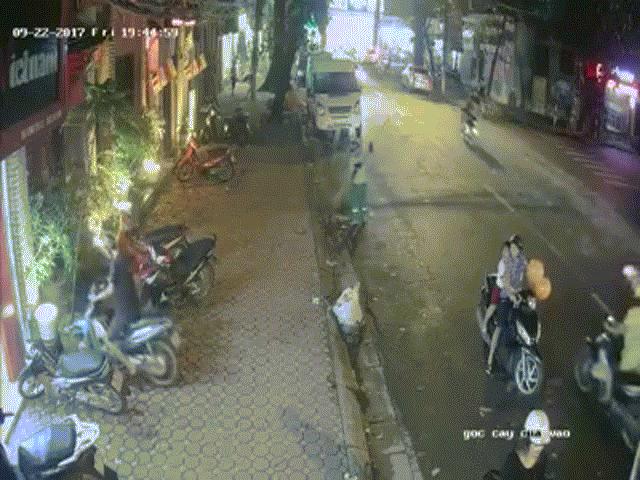 Clip cặp vợ chồng chở theo con nhỏ táo tợn trộm xe máy trên phố