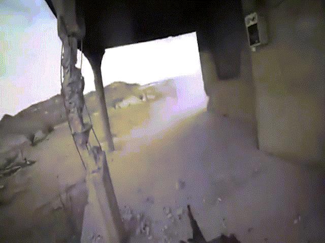 Video khủng bố IS đang xả súng máy thì bị trúng lựu đạn