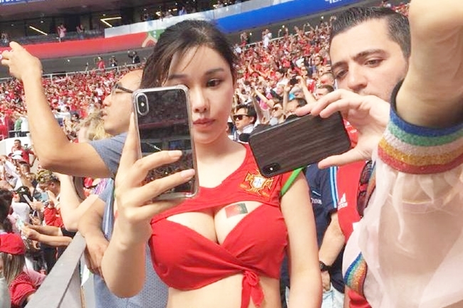 mac sexy di xem world cup, nu than vong 1 bi fan nam 