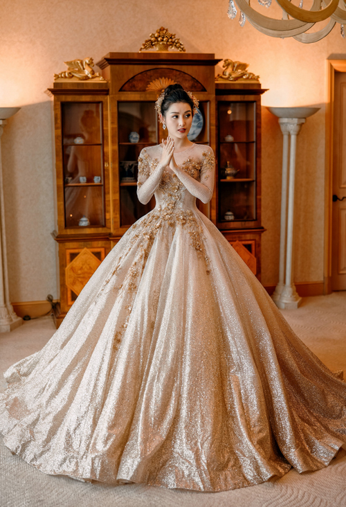 Chiếc váy cưới công chúa Lọ Lem được hoàn thành trong 380 giờ  Ngôi sao
