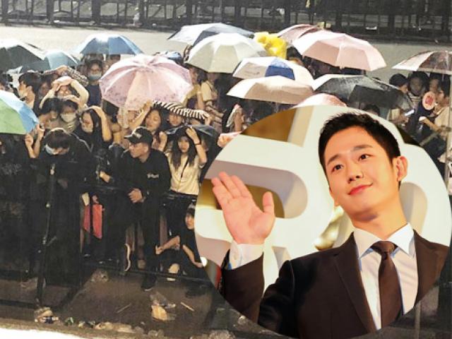 Fan Việt đu cửa, đội mưa để được ngắm trai đẹp xứ Hàn