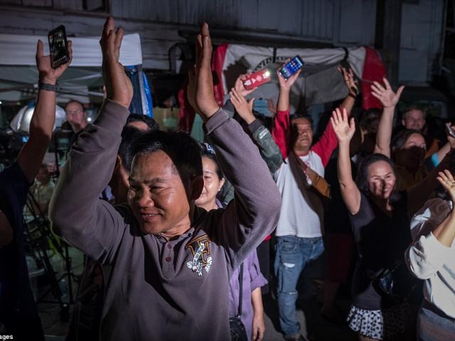 Người Thái ăn mừng suốt đêm vì chiến dịch giải cứu đội bóng thành công