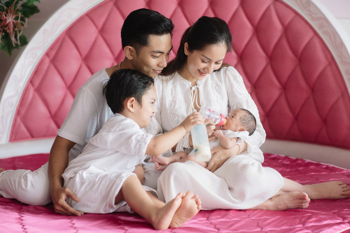 Gia đình của Khánh Thi và Phan Hiển luôn là điểm tựa vững chắc và tình cảm đong đầy. Nhìn vào bức hình gia đình con gái, bạn sẽ thấy được cảm giác hạnh phúc tột đỉnh khi được sống bên người mình yêu thương nhất cùng những thiên thần nhỏ bé.