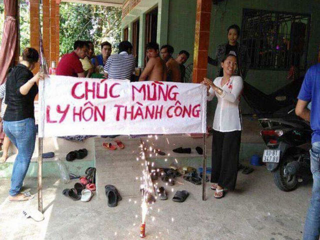 Lạ đời hôn nhân đổ vỡ, cả làng treo băng rôn: ”Chúc mừng ly hôn thành công”