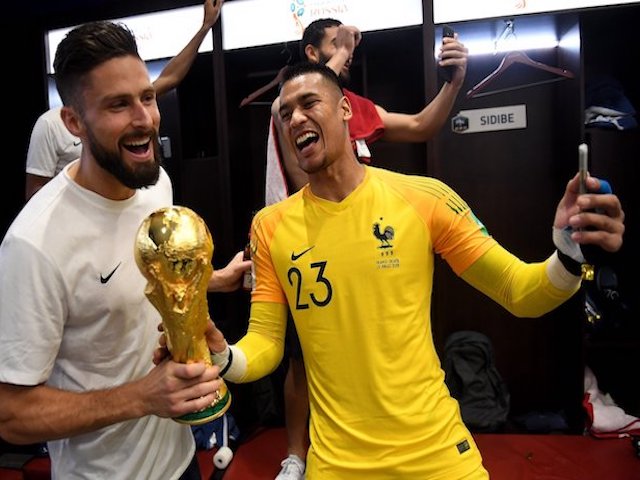 Tuyển thủ Pháp tranh thủ selfie với cúp vàng World Cup bằng smartphone gì?