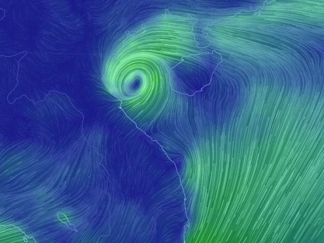 Bão số 3 bắt đầu đổ bộ vùng biển Thanh Hóa-Quảng Bình, gió giật điên cuồng
