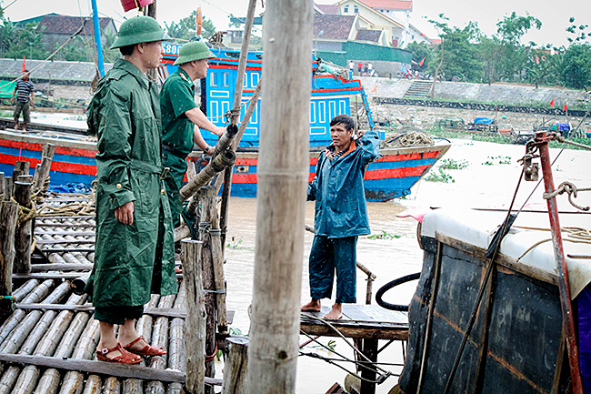 anh: dan nghe an doi mua chay dua voi bao so 3 do bo de cuu tai san hinh anh 5